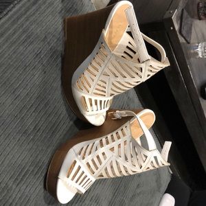 Size 8 White Wedges